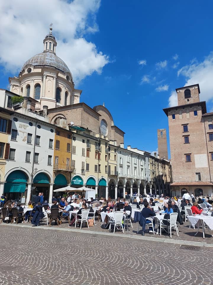 persone che mangiano in piazza delle erbe