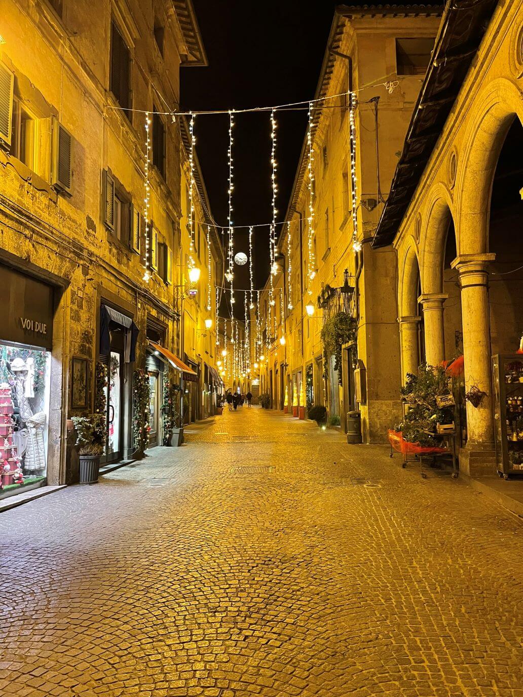 corso cavour di orvieto illuminato di sera