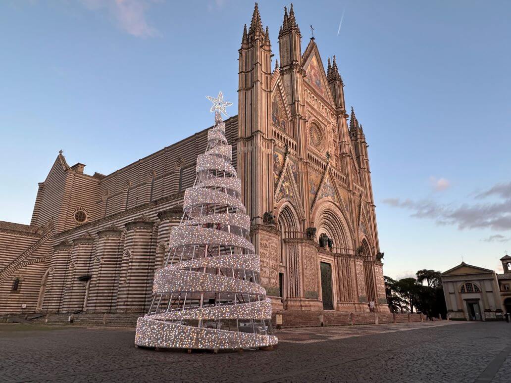 duomo di orvieto e albero di natale