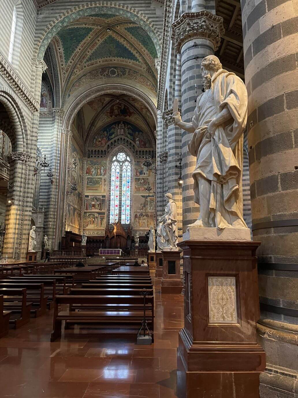 statue degli apostoli nel duomo di orvieto