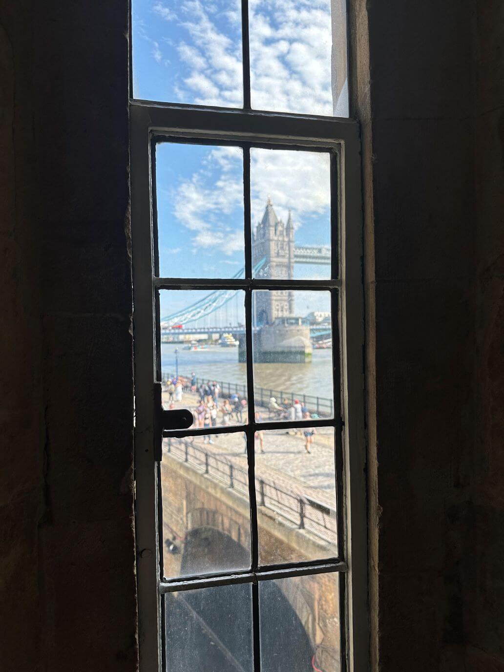 finestra con vista su tower bridge