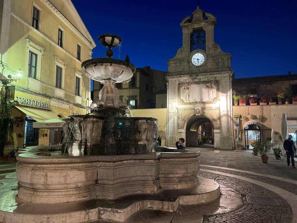 la fontana e la torre dell'orologio di piazza del comune