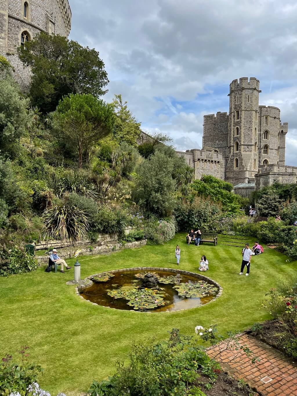 giardini interni con vista su una delle torri del castello