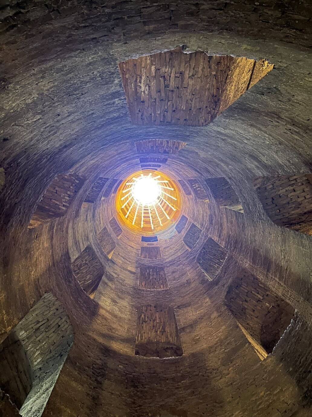 luce in fondo dal pozzo di san patrizio