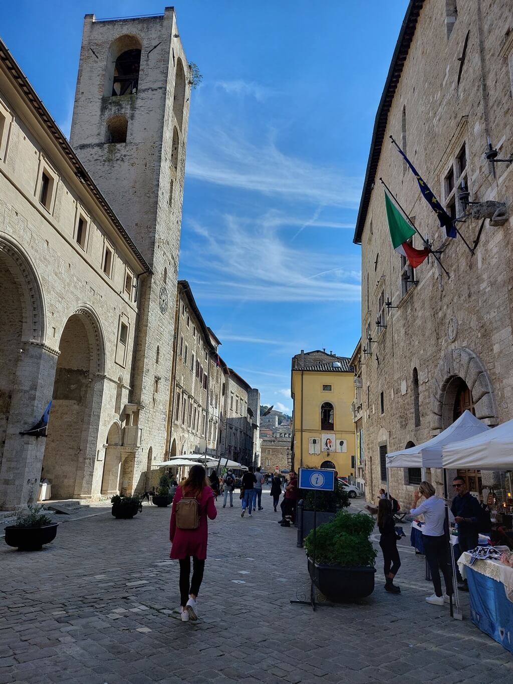 chiara che passeggia nel centro di narni