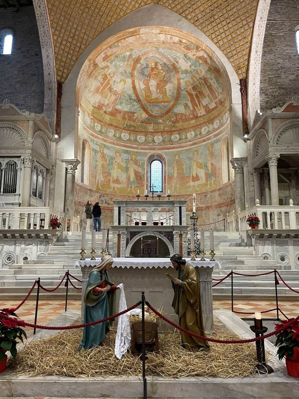 altare della basilica di santa maria assunta