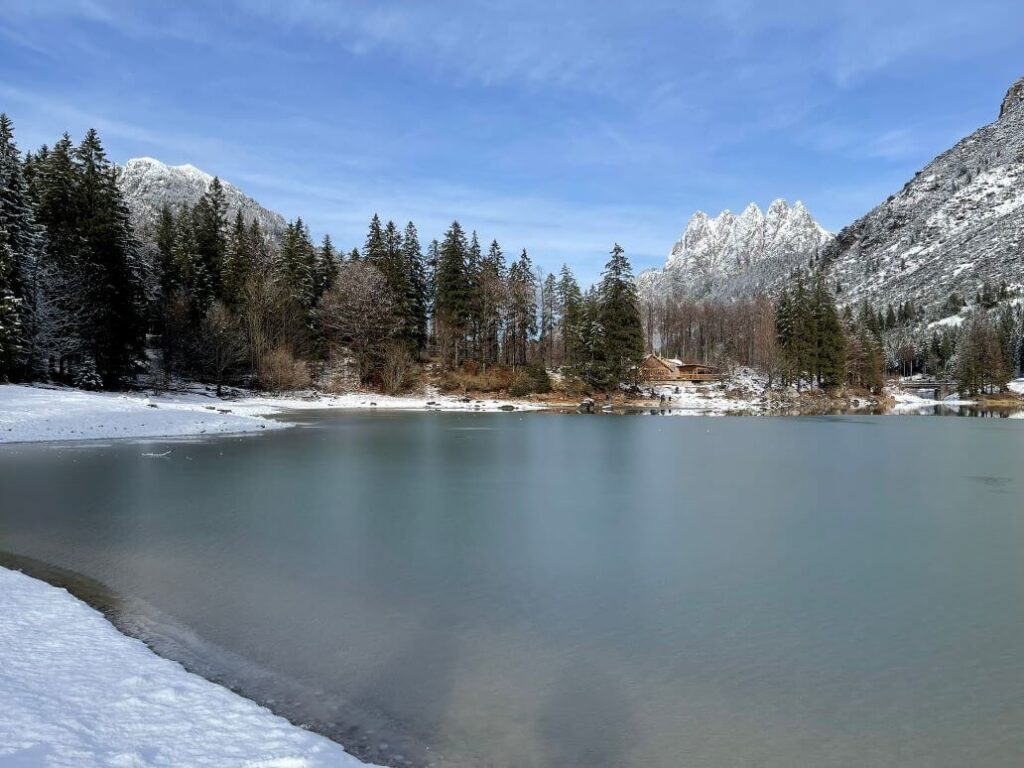 il bar ristorante chalet al lago in lontananza