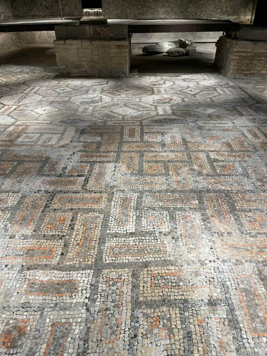 la cripta degli scavi nella basilica di santa maria assunta ad aquileia