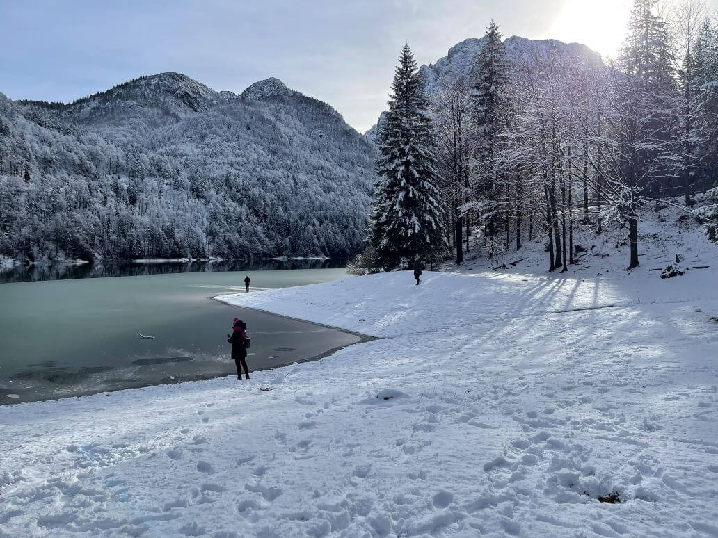 le sponde del lago ricoperte di neve