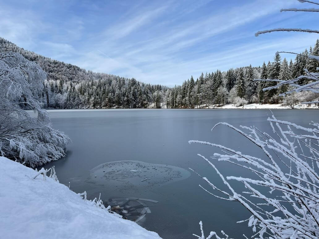 panorama sul lago inferiore di fusine in inverno
