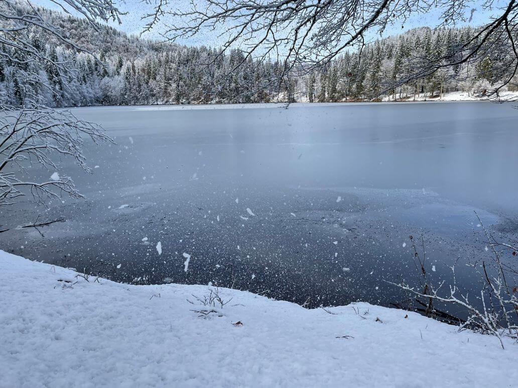 lago inferiore ghiacciato