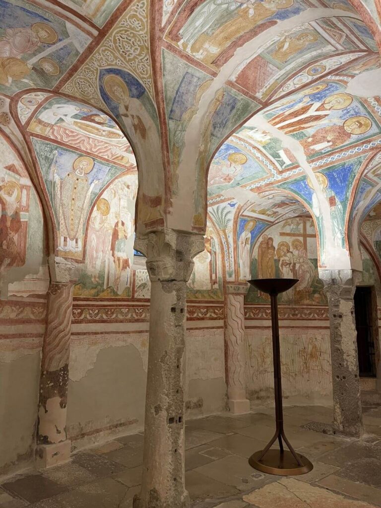 lato opposto della cripta degli affreschi nella basilica di santa maria assunta