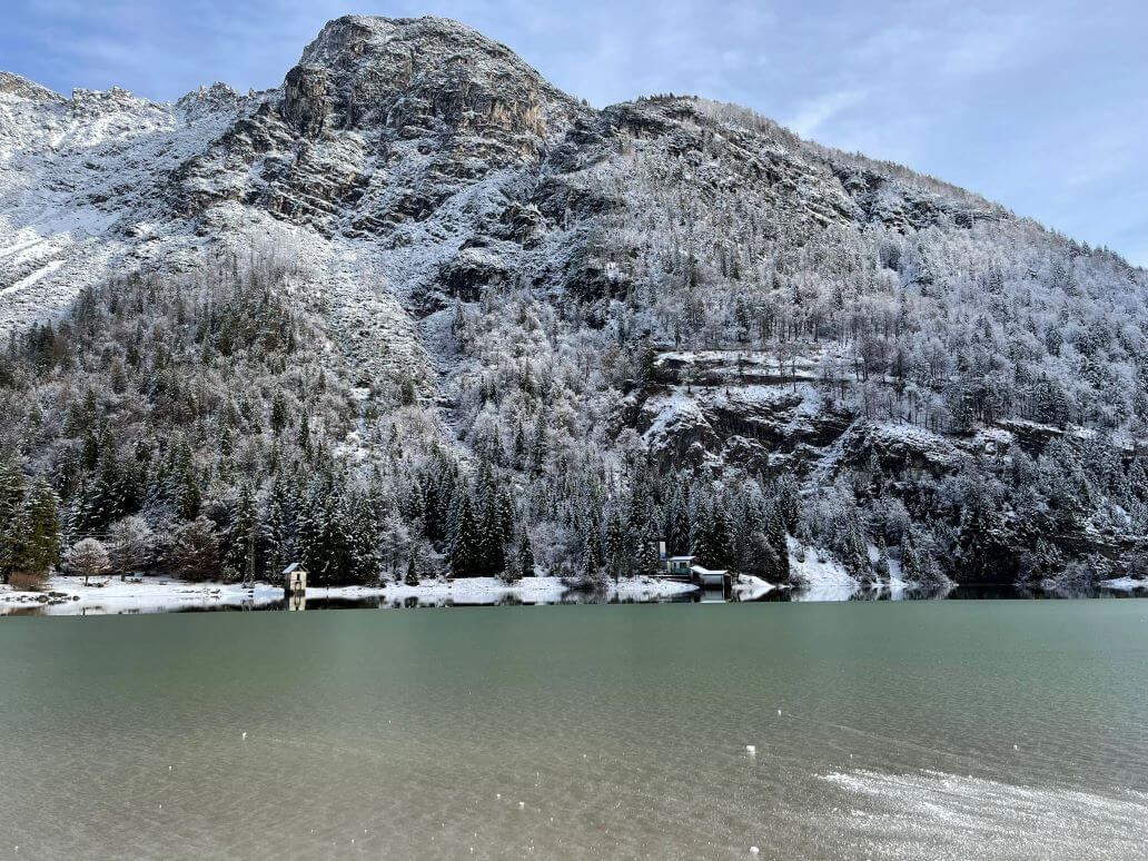 la montagna sopra il lago