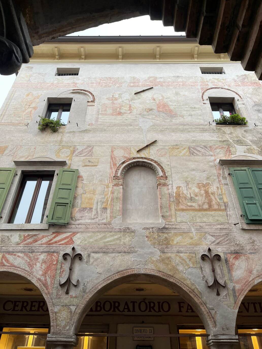 la facciata del palazzo levrini stringher