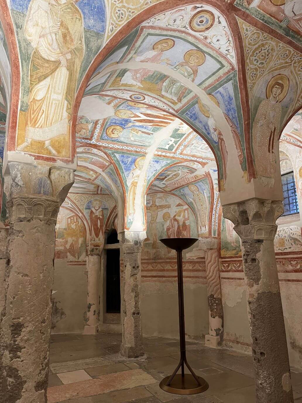 particolare della cripta degli affreschi nella basilica di santa maria assunta