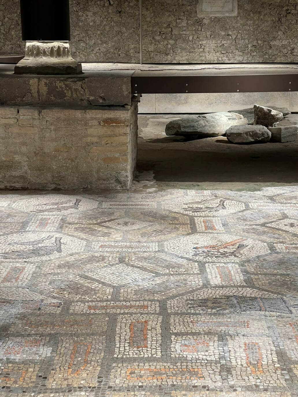 pavimento a mosaico della cripta degli scavi