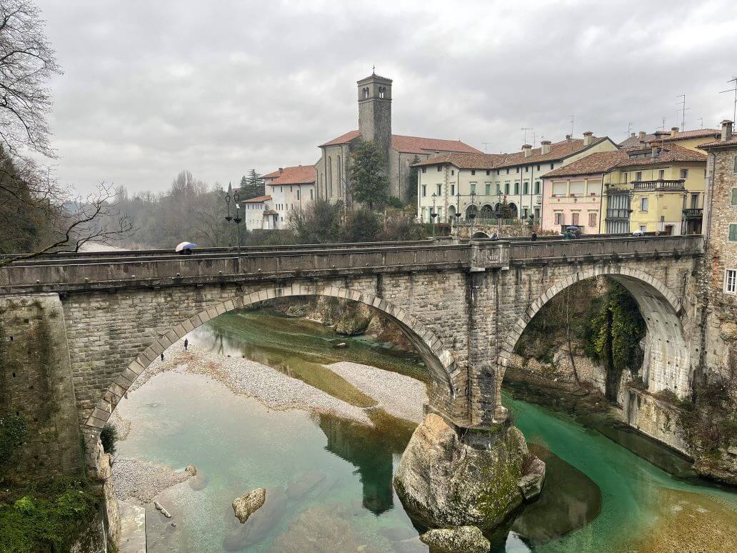 una panoramica più ampia del ponte del diavolo