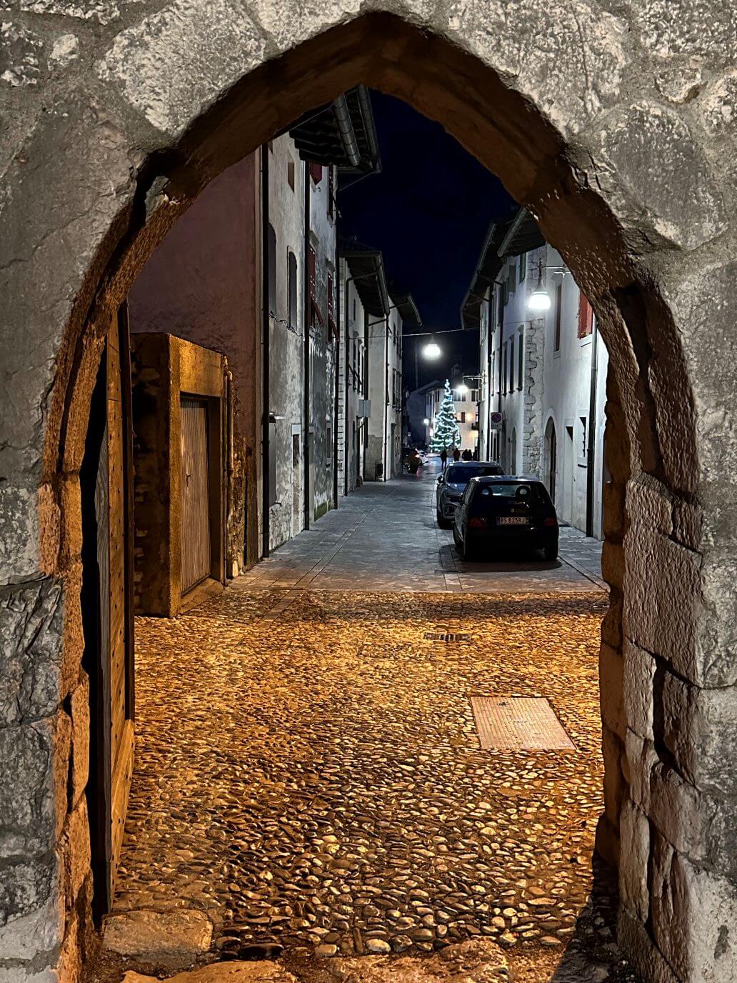 all'ingresso del borgo dalla porta principale