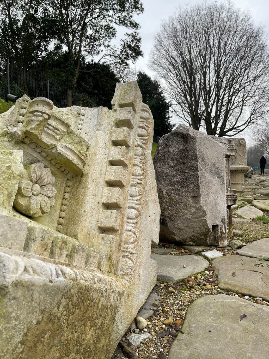 resti presenti nel decumano di aratria galla