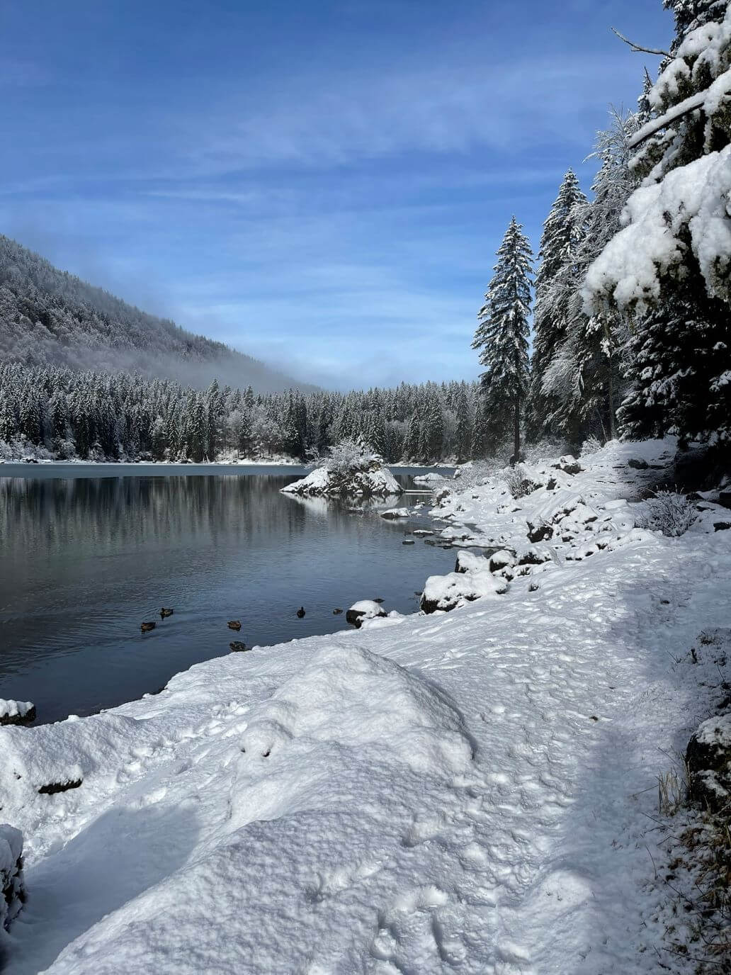 sponda innevata del lago superiore