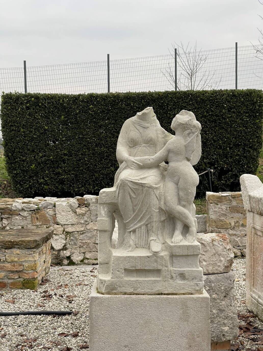 resti di una statua nel sepolcreto