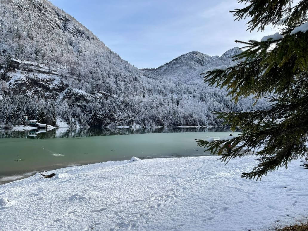 la vista sul lago lungo il sentiero con la neve