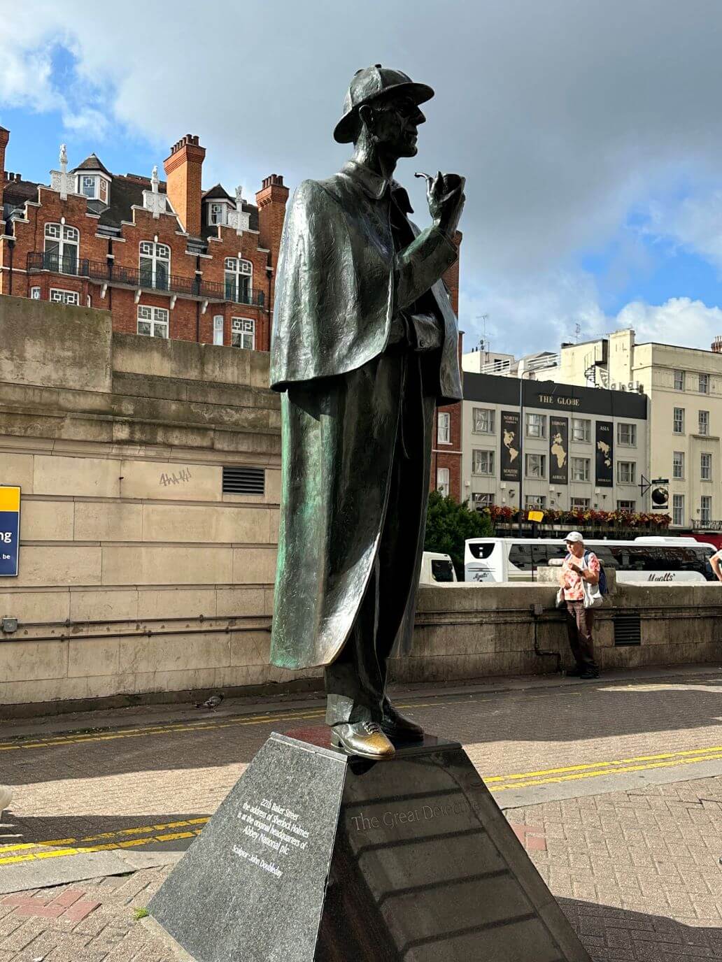 la statua di sherlock holmes