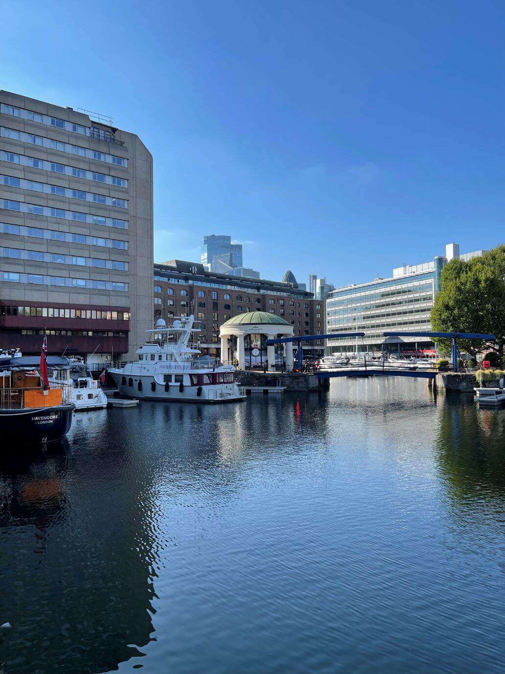 alcune barche a st katharine docks