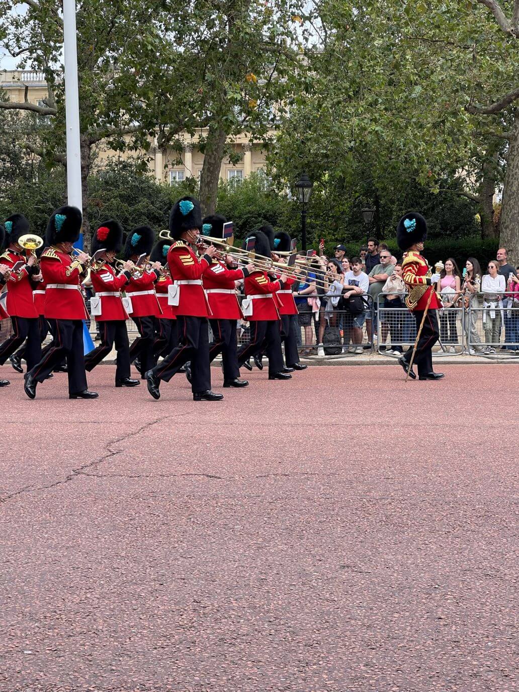 la cerimonia per il cambio della guardia a buckingham palace
