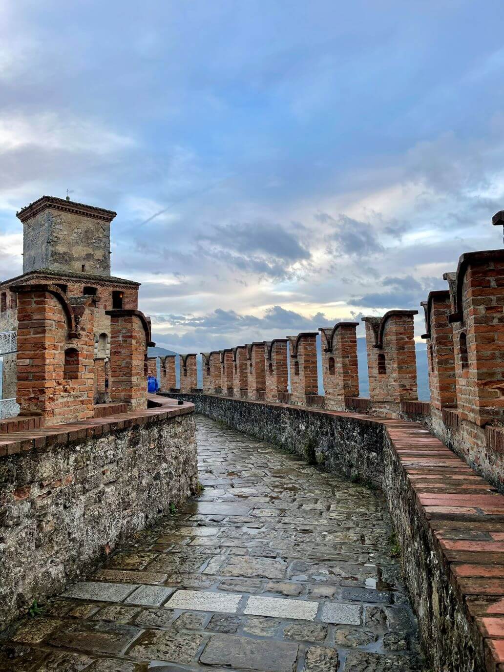 i camminamenti di ronda del castello di vigoleno