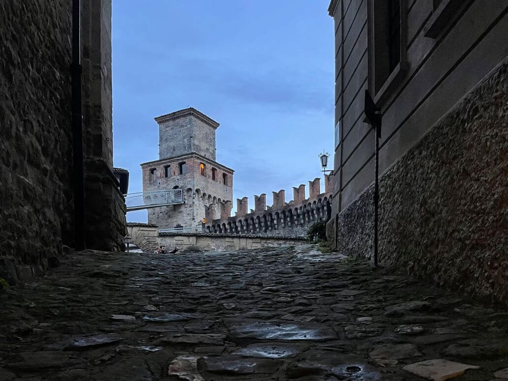 castello di vigoleno di sera
