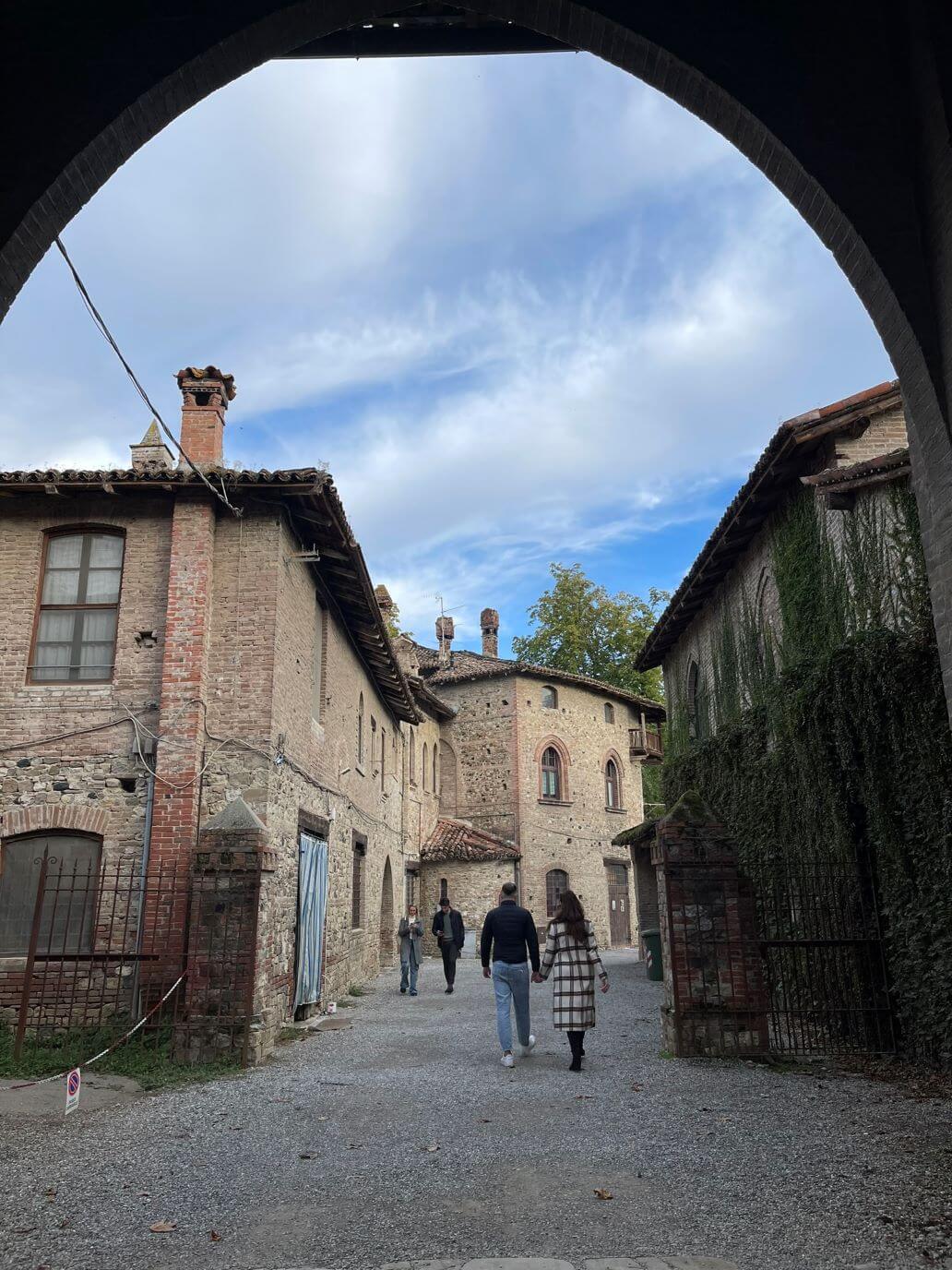 un arco all'uscita della cortevecchia
