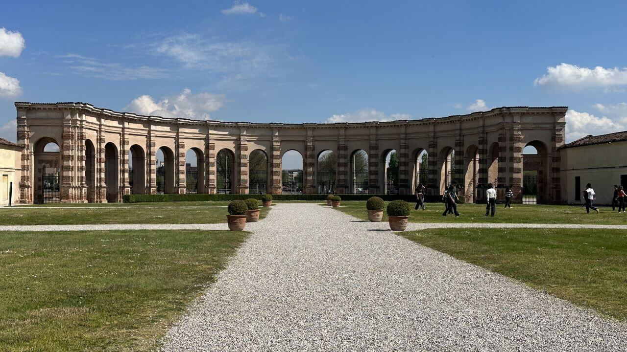 cortile di palazzo te