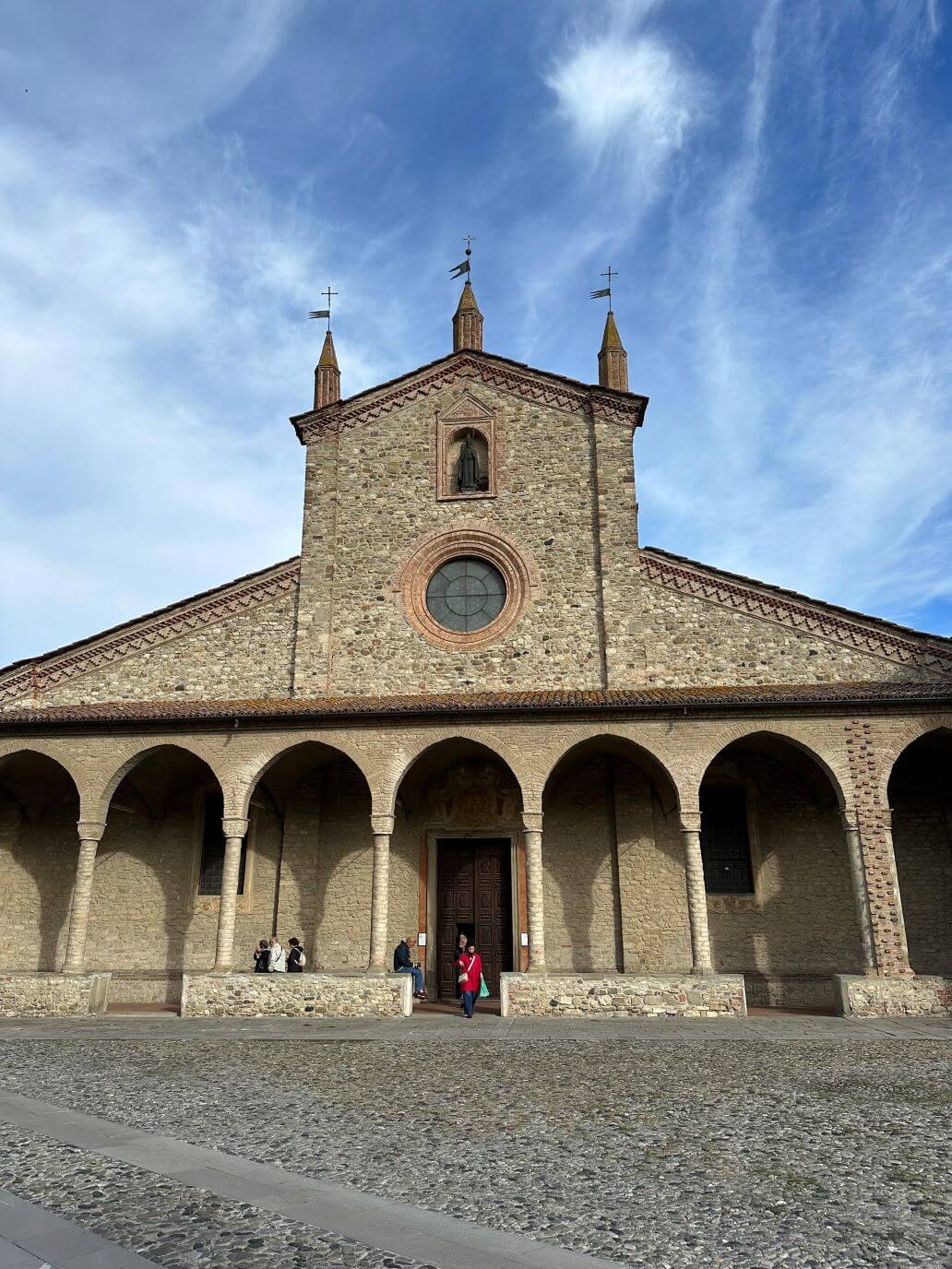 la facciata della basilica di san colombano