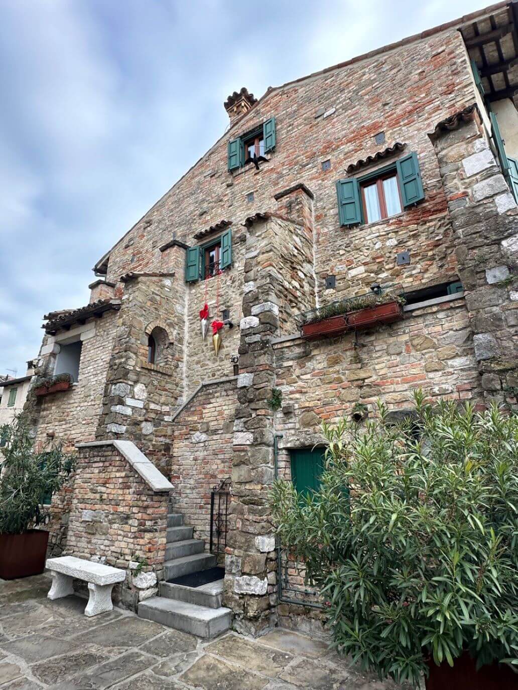 la facciata di una casa in pietra