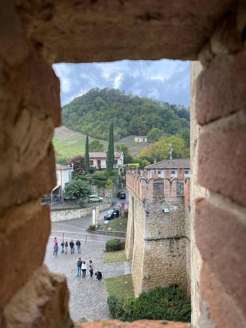 feritoia dei camminamenti di ronda del castello