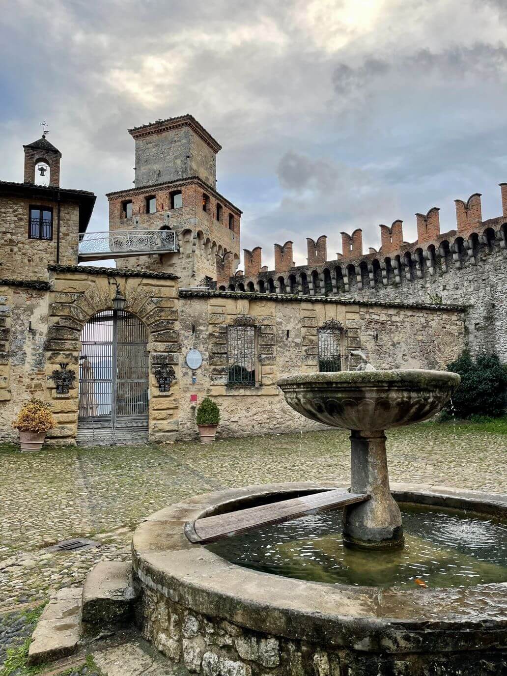 la fontana del borgo di vigoleno