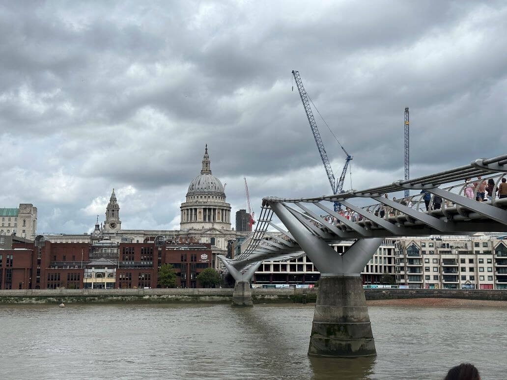 vista su cattedrale st paul dal millennium bridge