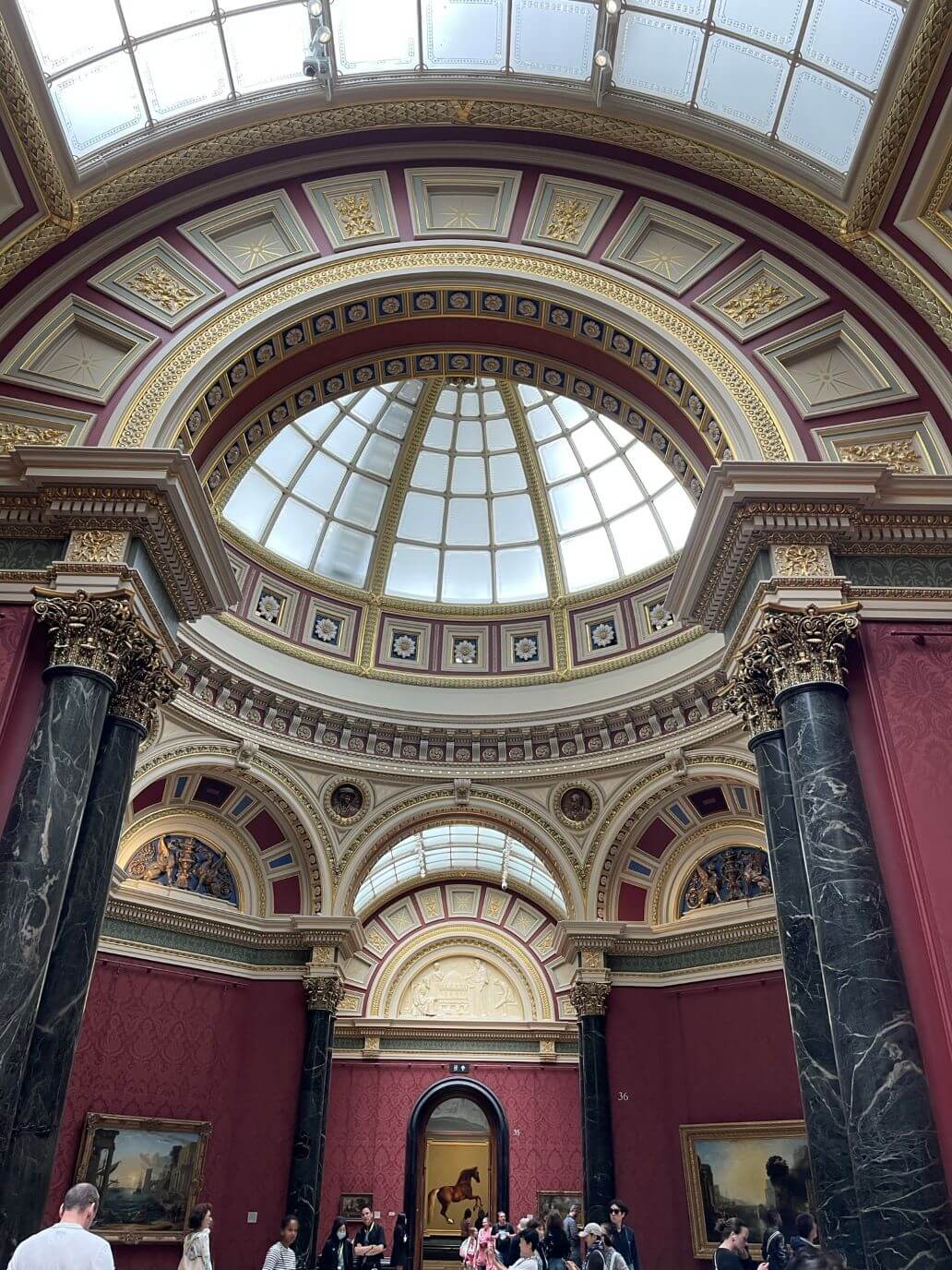 all'interno della national gallery di londra