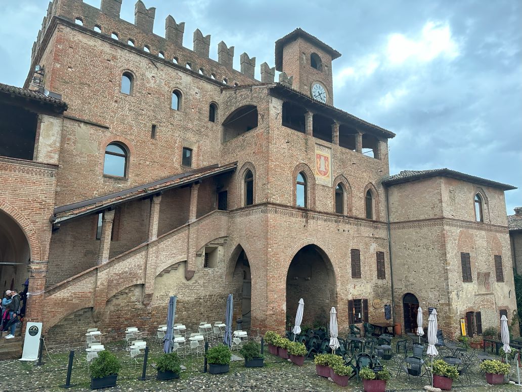 palazzo del podesta visto più da vicino