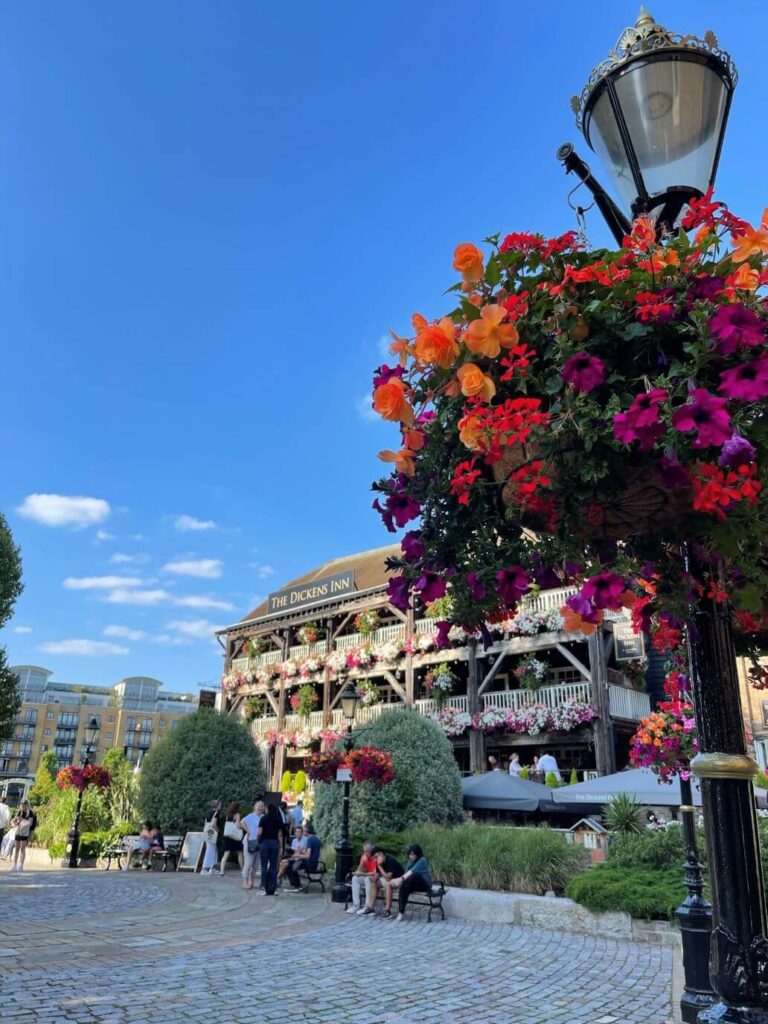alcune panchine all'ombra a st katharine docks