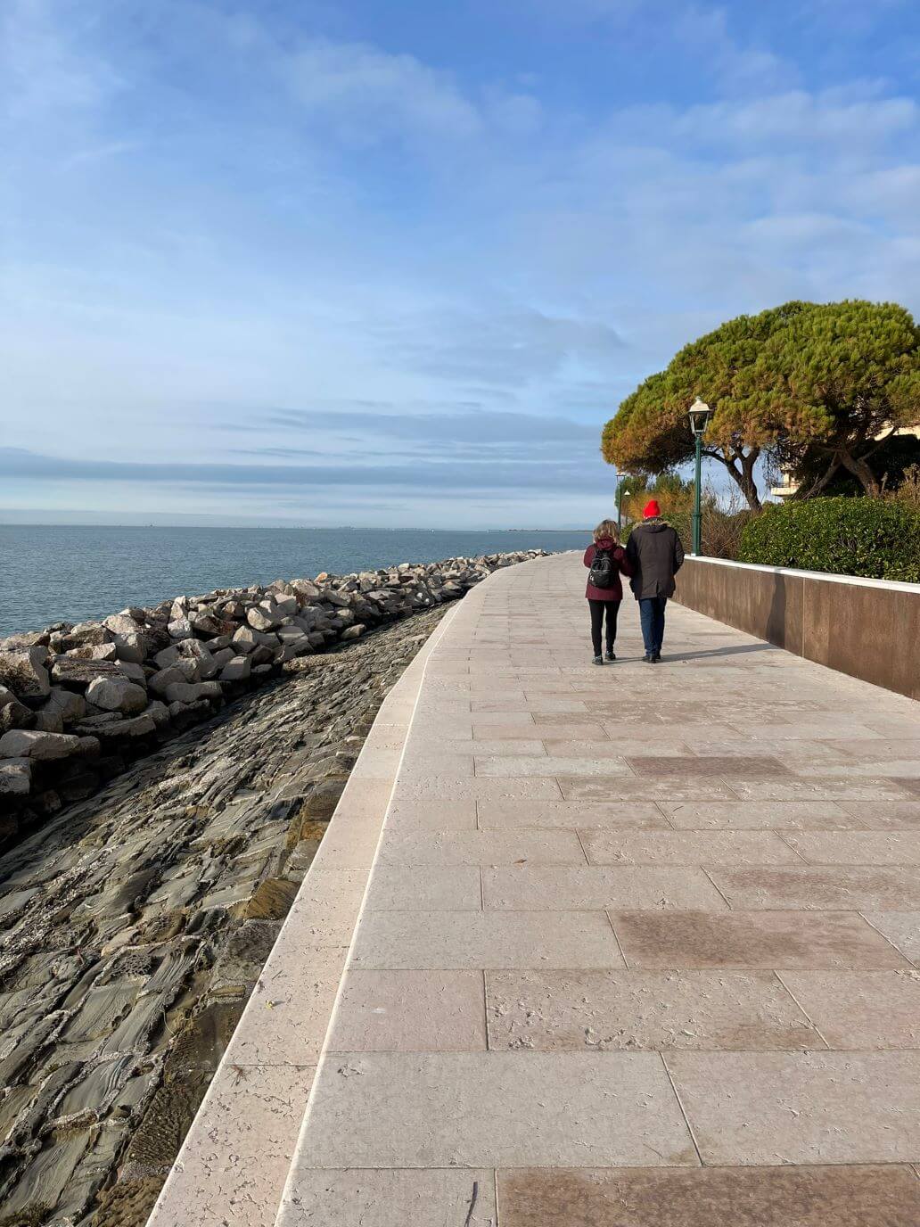 passeggiata sul lungomare nazario sauro a grado
