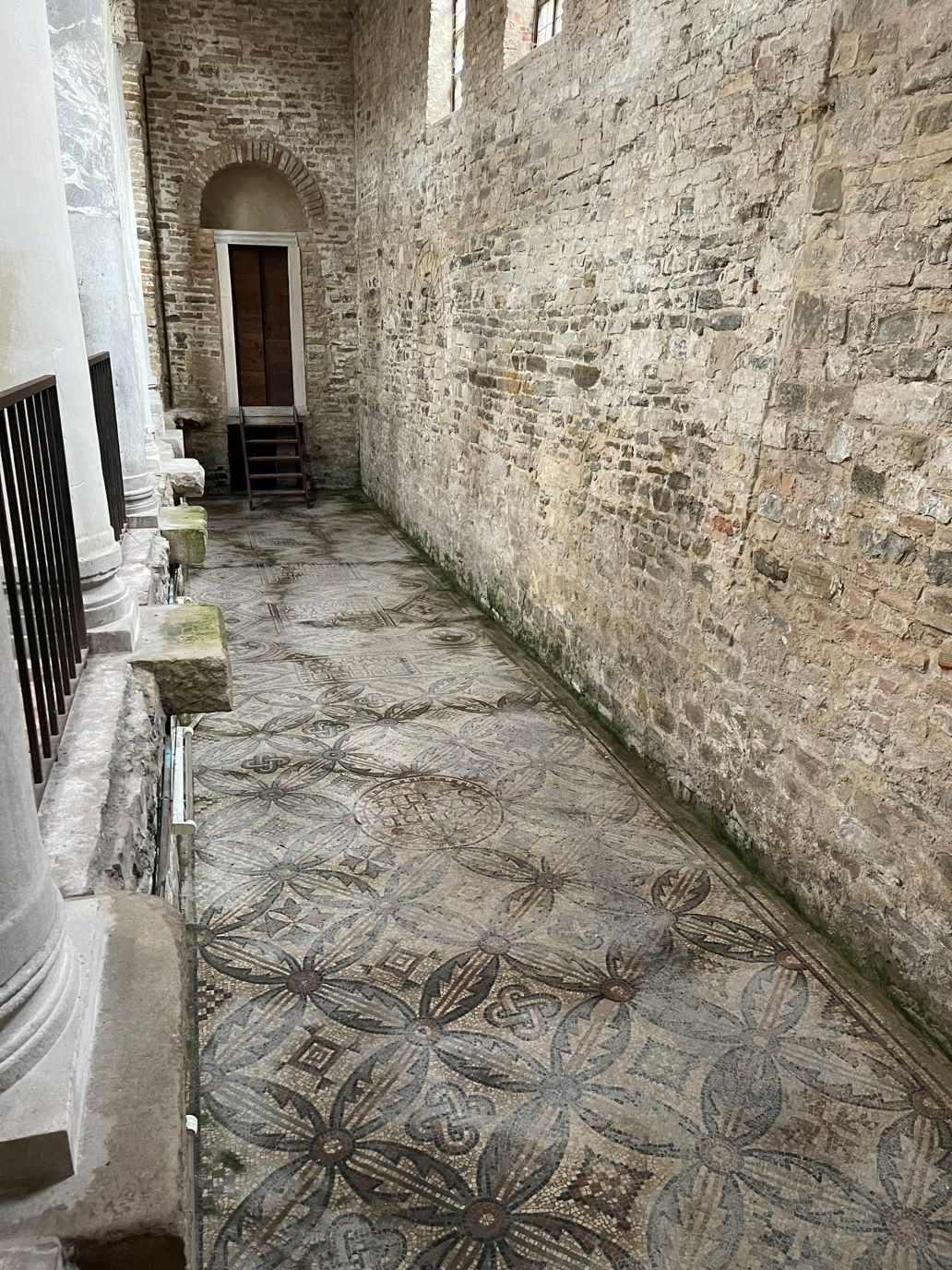 pavimento a mosaico della basilica di santa maria delle grazie