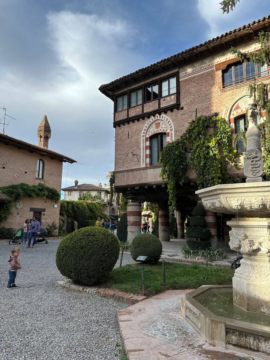 piazza centrale del borgo