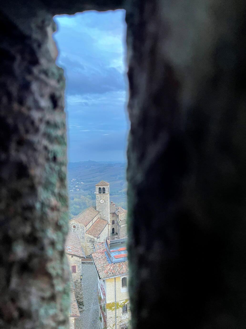 la pieve di san giorgio vista da una feritoia del mastio