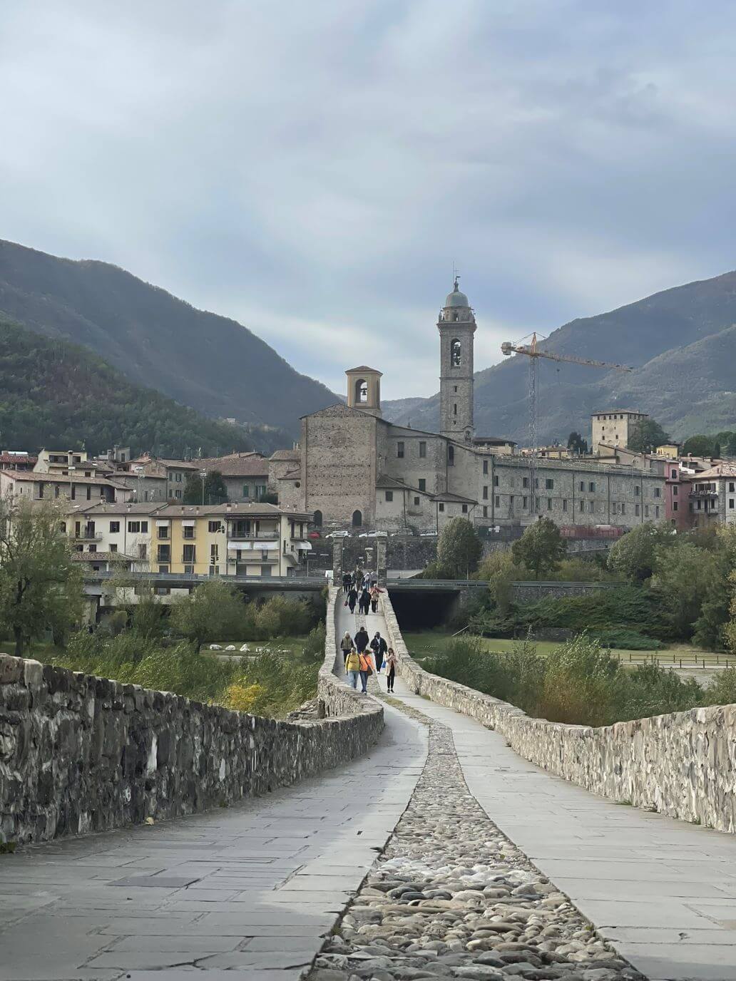 vista sul centro del paese dal ponte gobbo
