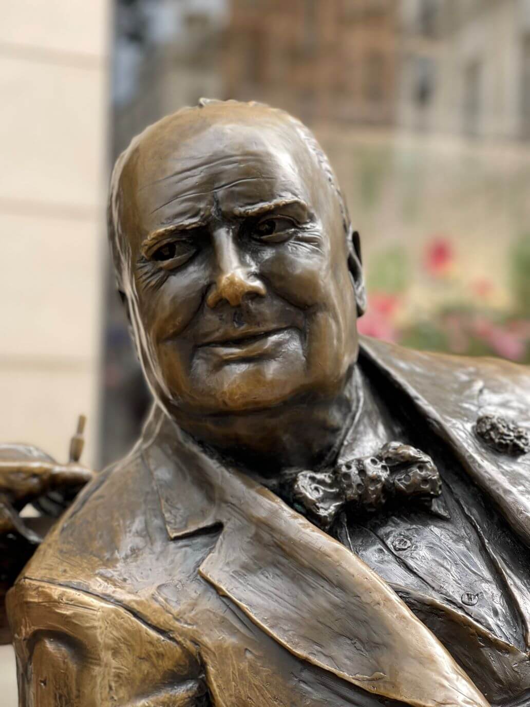 primo piano della statua di churchill
