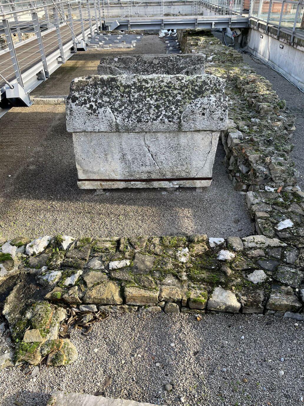i resti archeologici della basilica della corte