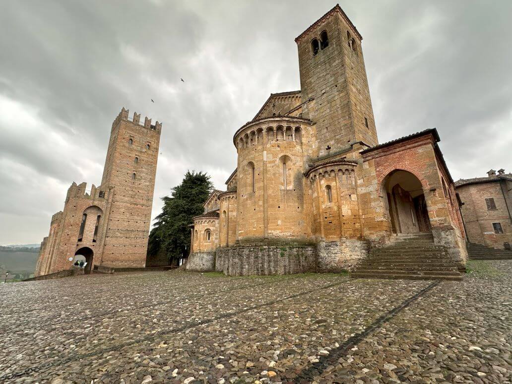 rocca viscontea e collegiata in piazza del comune