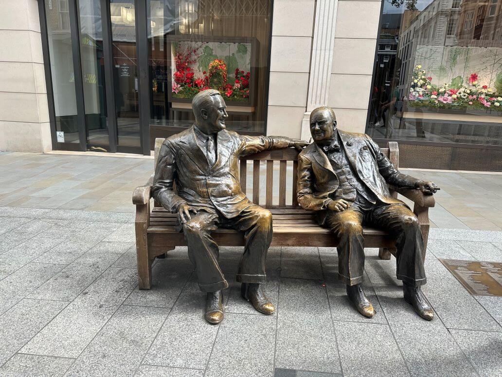le statue di roosevel e churchill su una panchina